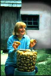 Bäuerin und ihre Kartoffeln