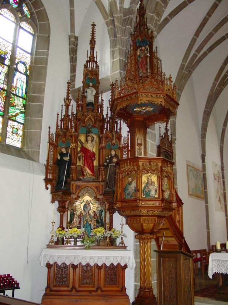 Kirche Kanzel und Seitenaltar 